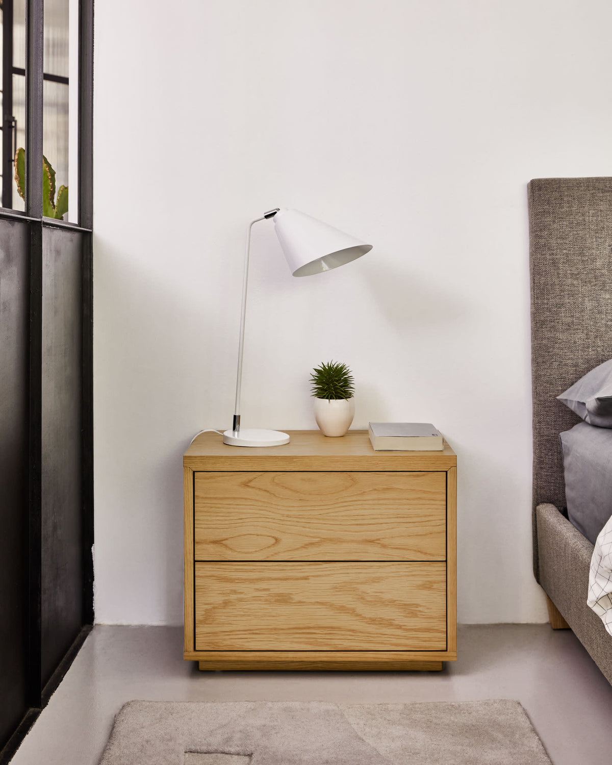 Japandi Nachttisch Abilen – Eichenfurnier, Braun, 53 × 44 cm – weitere Ansicht