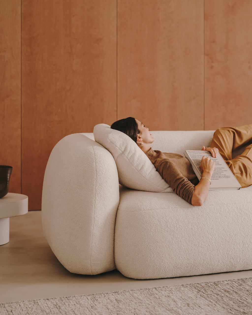 Japandi 3-Sitzer-Sofa Martina – Lammfelloptik, Ecru, 246 cm – weitere Ansicht