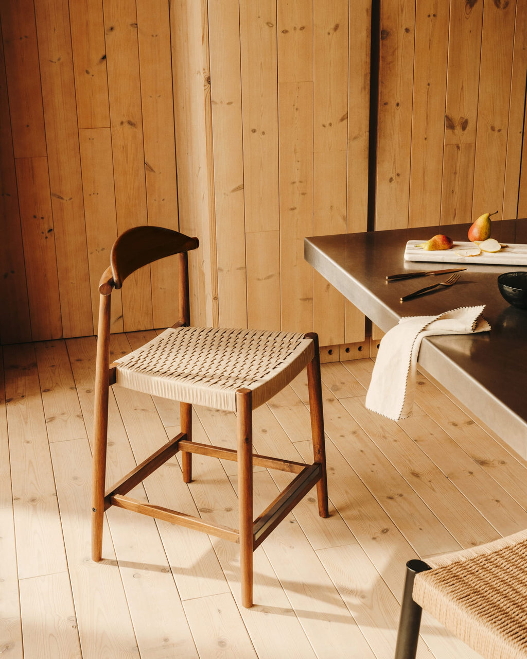 Japandi Hocker Nina – Akazie, Nussbaum, 62 cm – weitere Ansicht