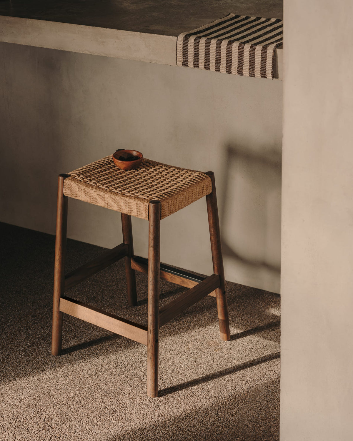 Japandi Hocker Yalia – Eiche, Nussbaum, 65 cm – weitere Ansicht