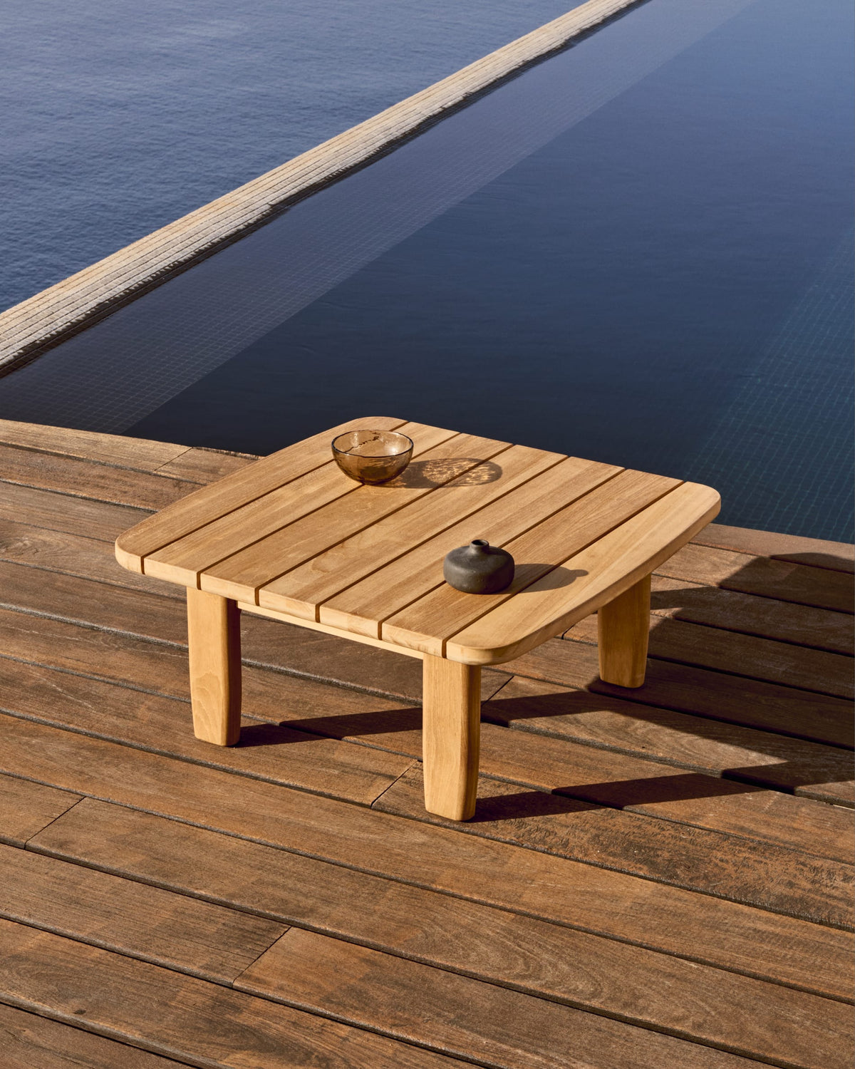 Japandi Beistelltisch Tirant – Teakholz, Natur, 70 × 70 cm – Produktansicht