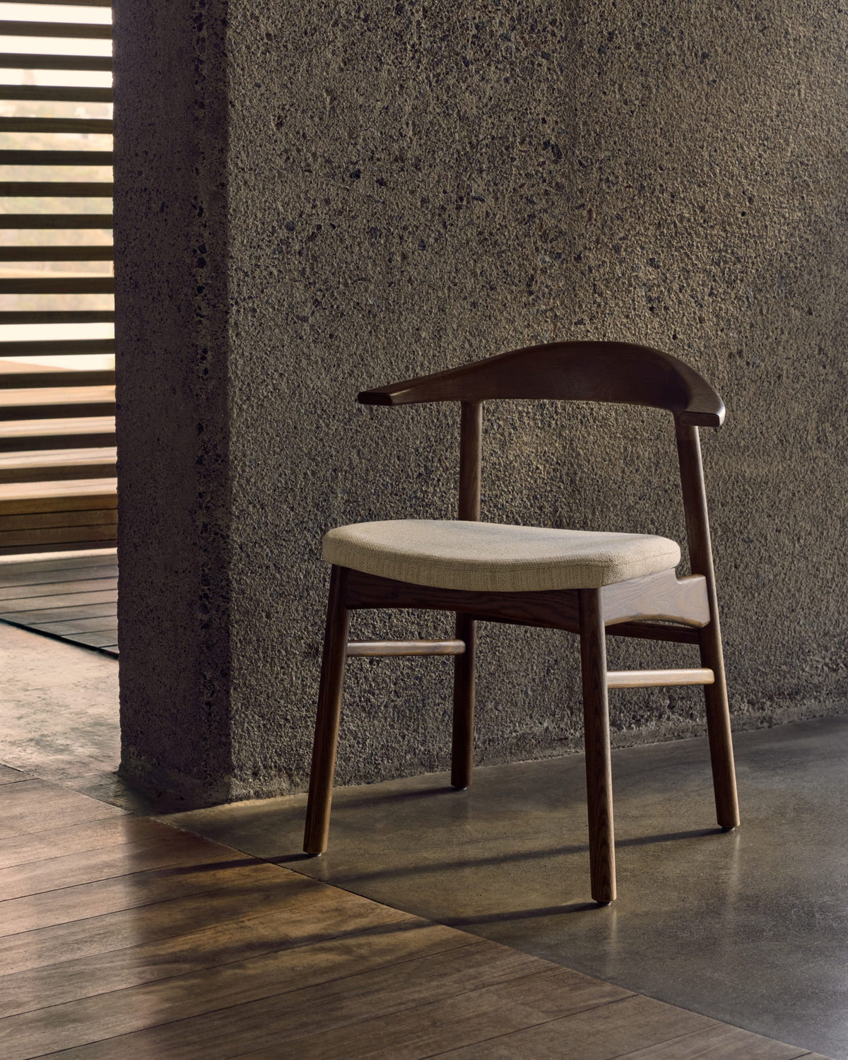 Japandi Stuhl Timons – Nussbaum, Beige – Produktansicht