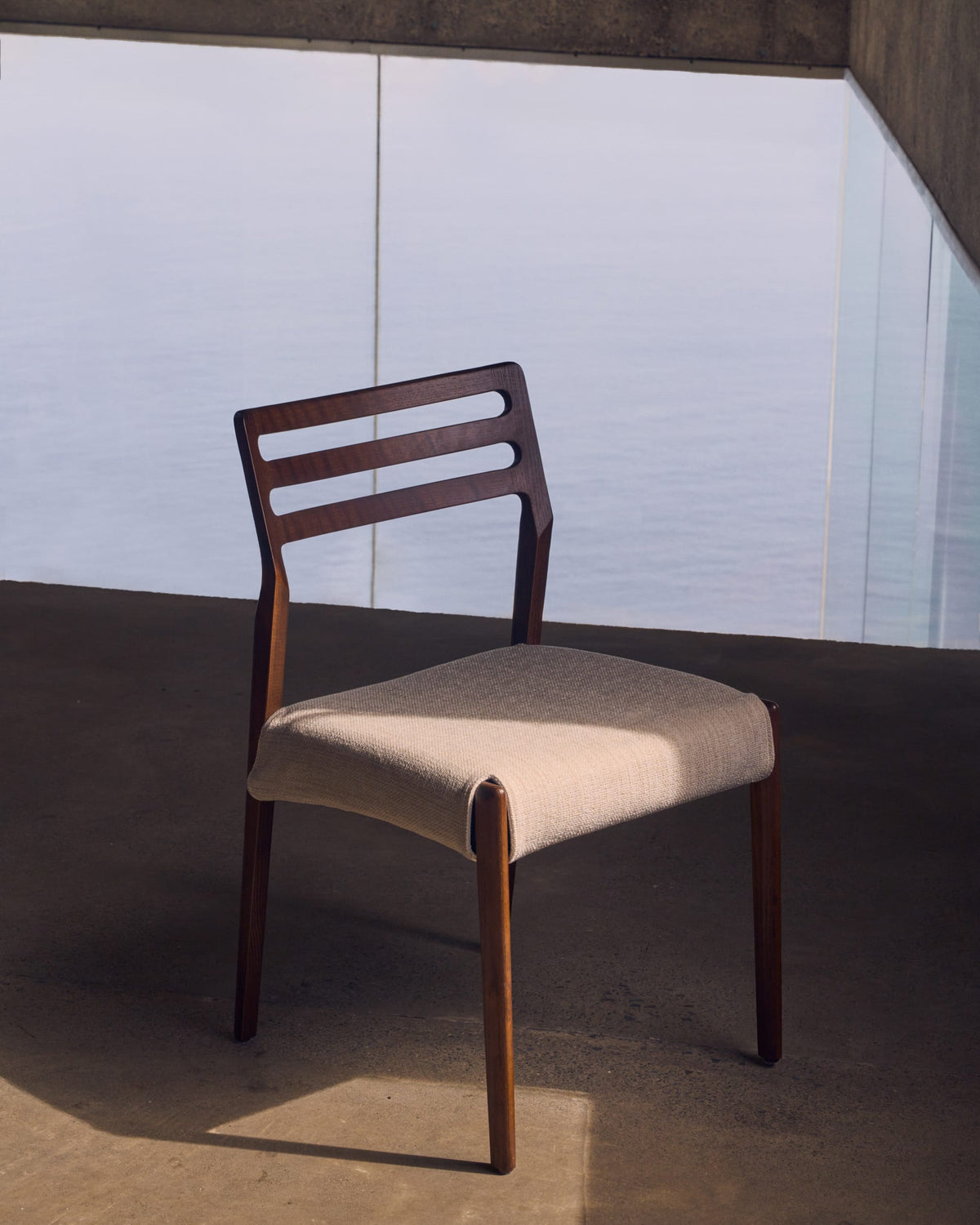 Japandi Stuhl Cudia – Nussbaum, Beige – Produktansicht