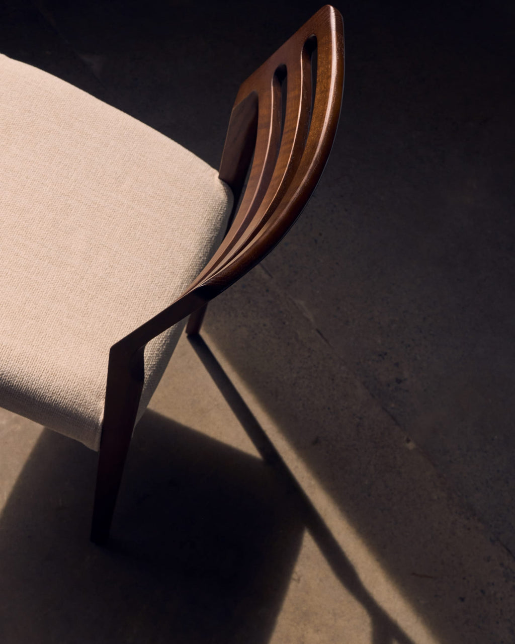 Japandi Stuhl Cudia – Nussbaum, Beige – weitere Ansicht