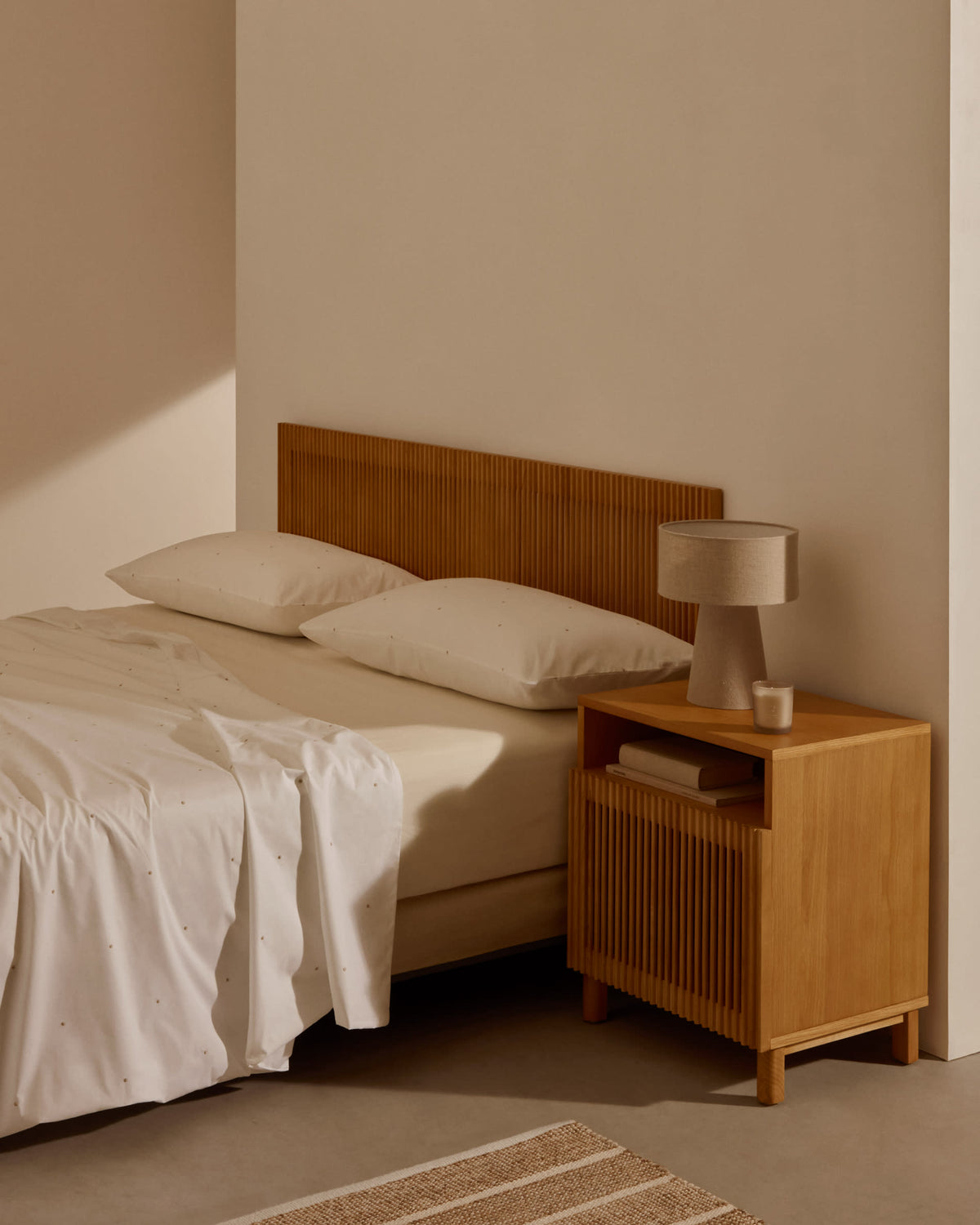 Japandi Nachttisch Beyla – Eichenfurnier, Braun, 53 × 62 cm – weitere Ansicht