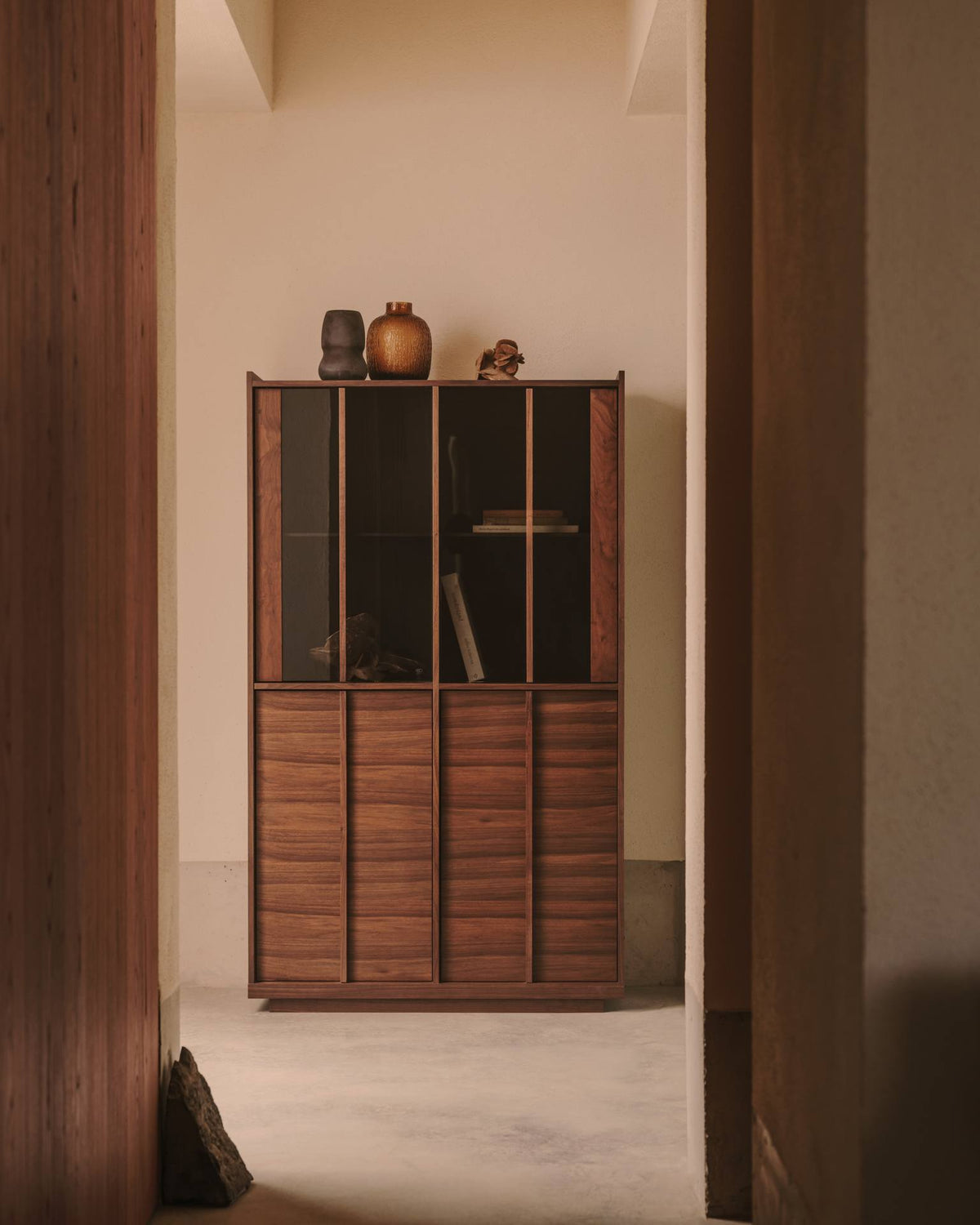 Japandi Vitrine Onix – Walnussfurnier, Dunkelbraun, 100 × 170 cm – weitere Ansicht