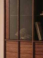 Japandi Vitrine Onix – Walnussfurnier, Dunkelbraun, 100 × 170 cm – weitere Ansicht