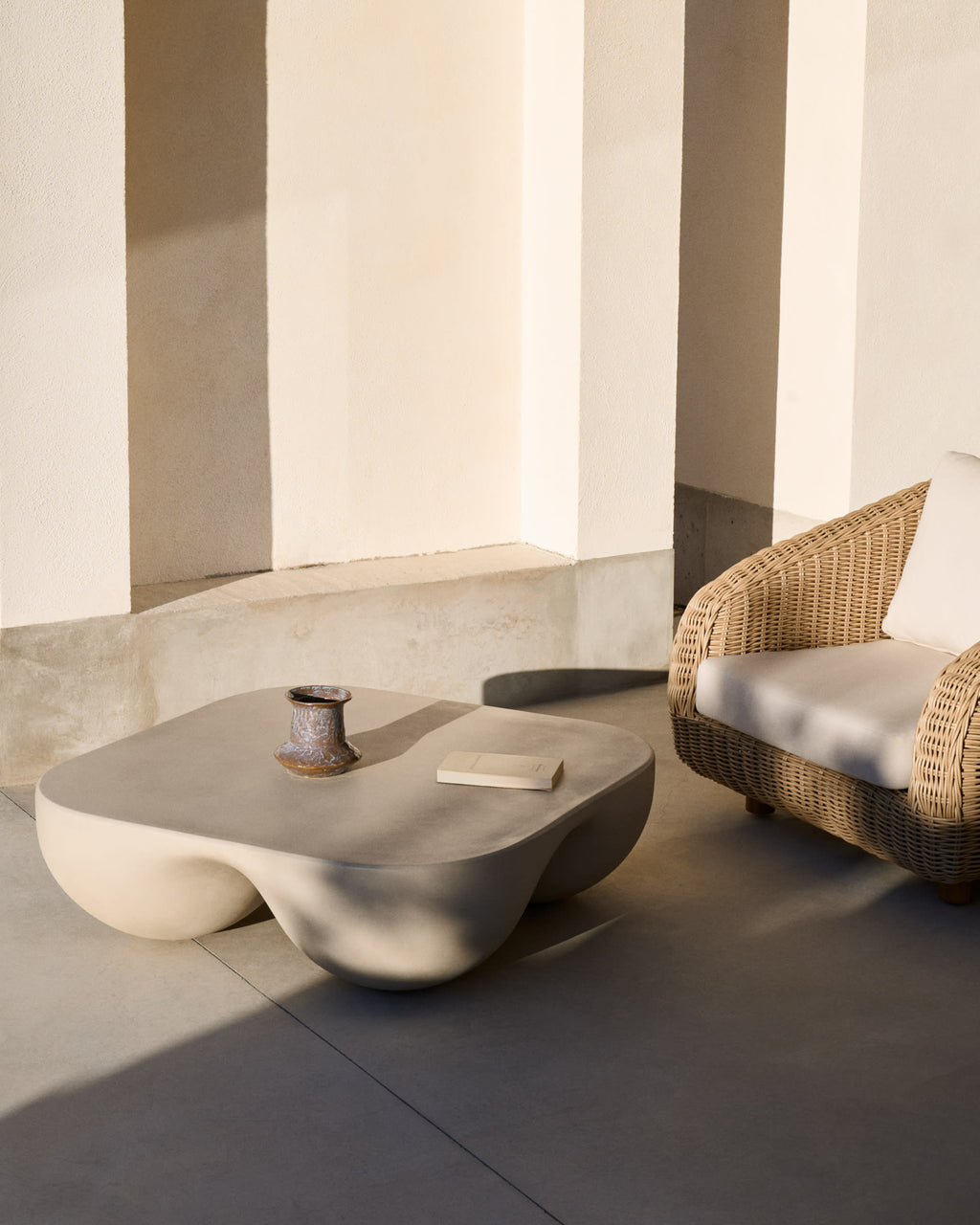 Japandi Couchtisch Colba – Sandstein, Hellgrau, 100 × 100 cm – weitere Ansicht