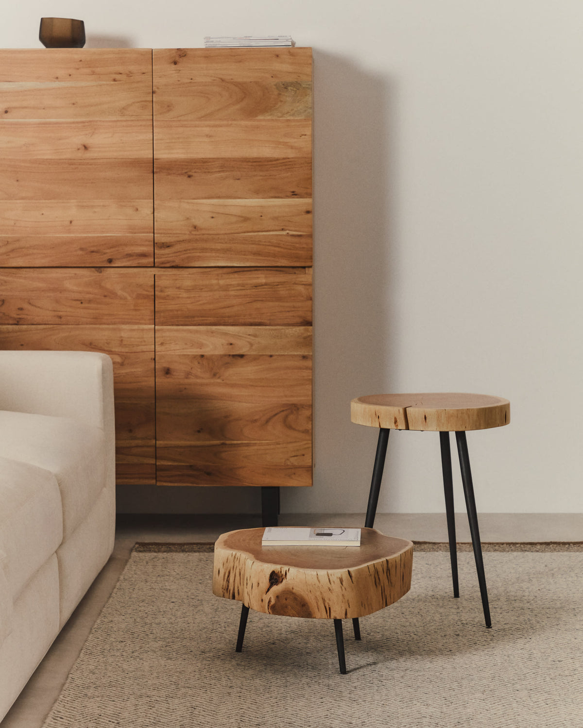Japandi Couchtisch Tavine – Akazie, Schwarz, Ø 49 cm – weitere Ansicht