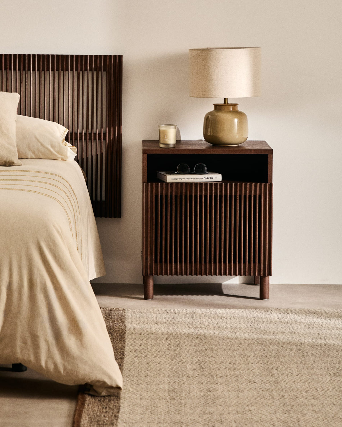 Japandi Nachttisch Beyla – Holzwerkstoff, Nussbaum, 53 × 62,5 cm – weitere Ansicht