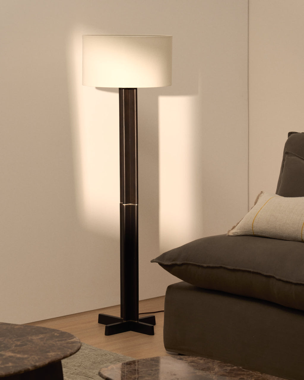 Japandi Stehlampe Niani – dunkles Holz, Weiß – weitere Ansicht