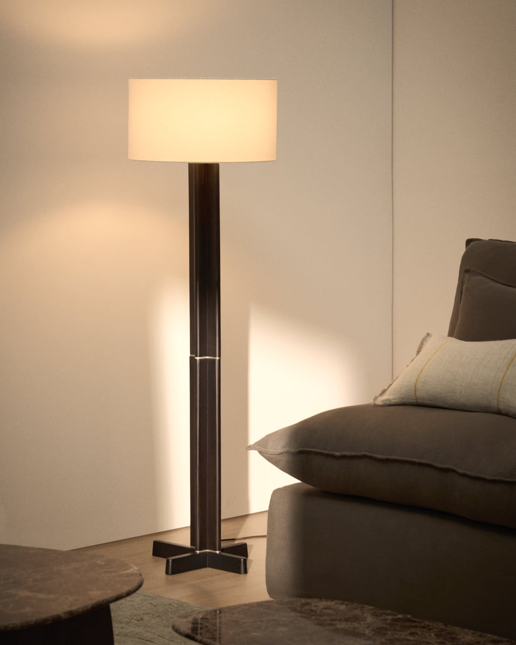 Japandi Stehlampe Niani – dunkles Holz, Weiß – weitere Ansicht