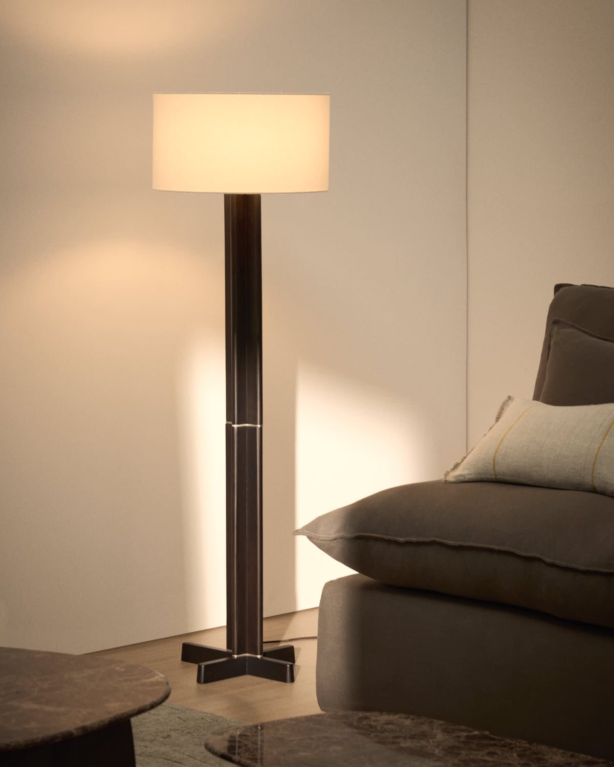 Japandi Stehlampe Niani – dunkles Holz, Weiß – weitere Ansicht