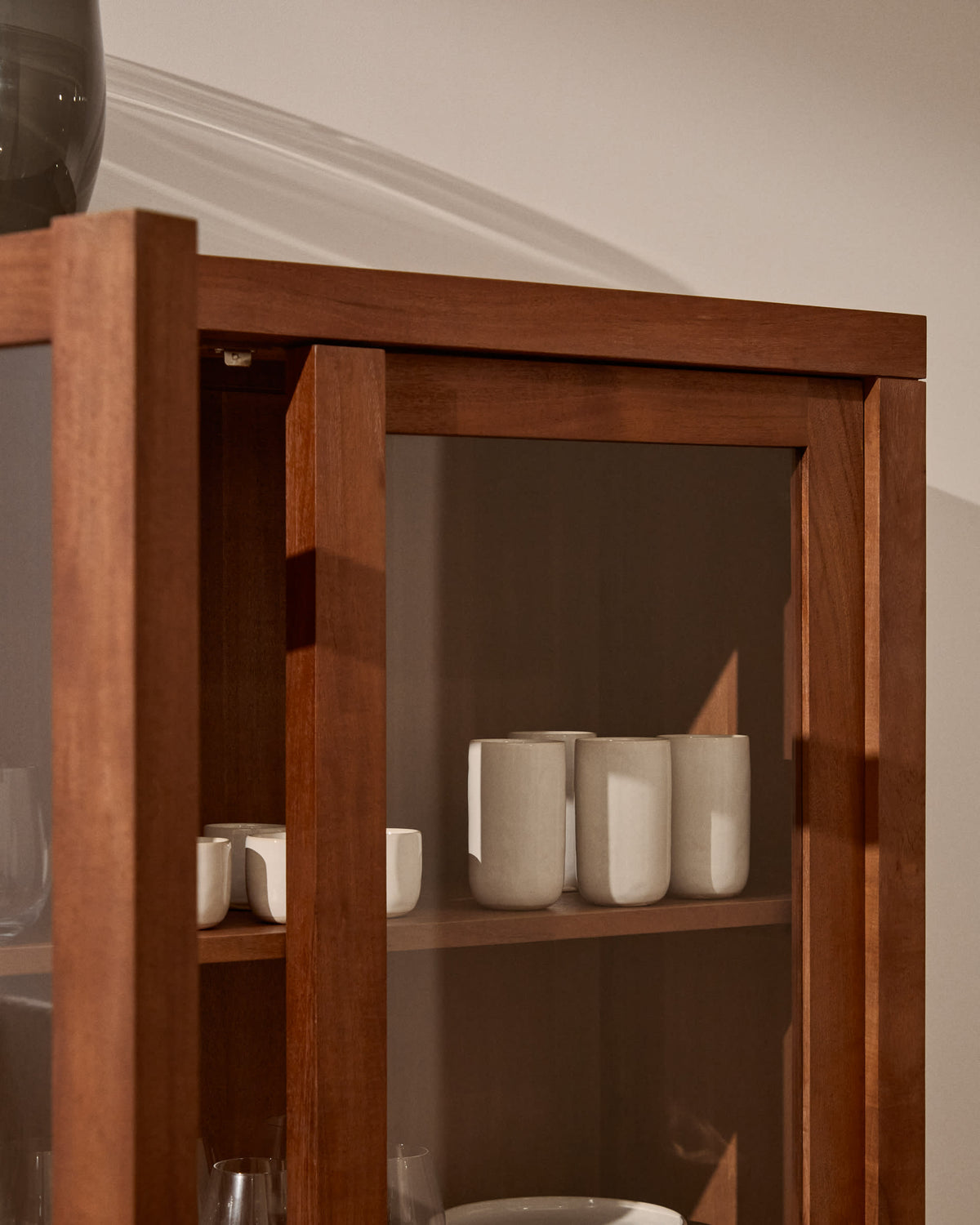 Japandi Vitrine Norani – Akazie, Braun, 110 × 185 cm – weitere Ansicht
