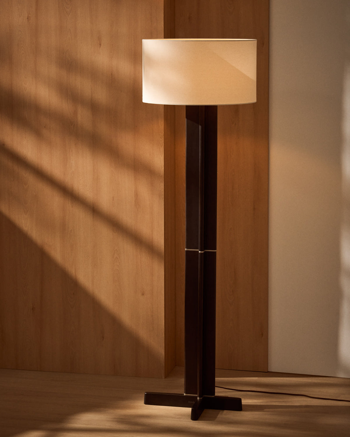 Japandi Stehlampe Niani – dunkles Holz, Weiß – weitere Ansicht