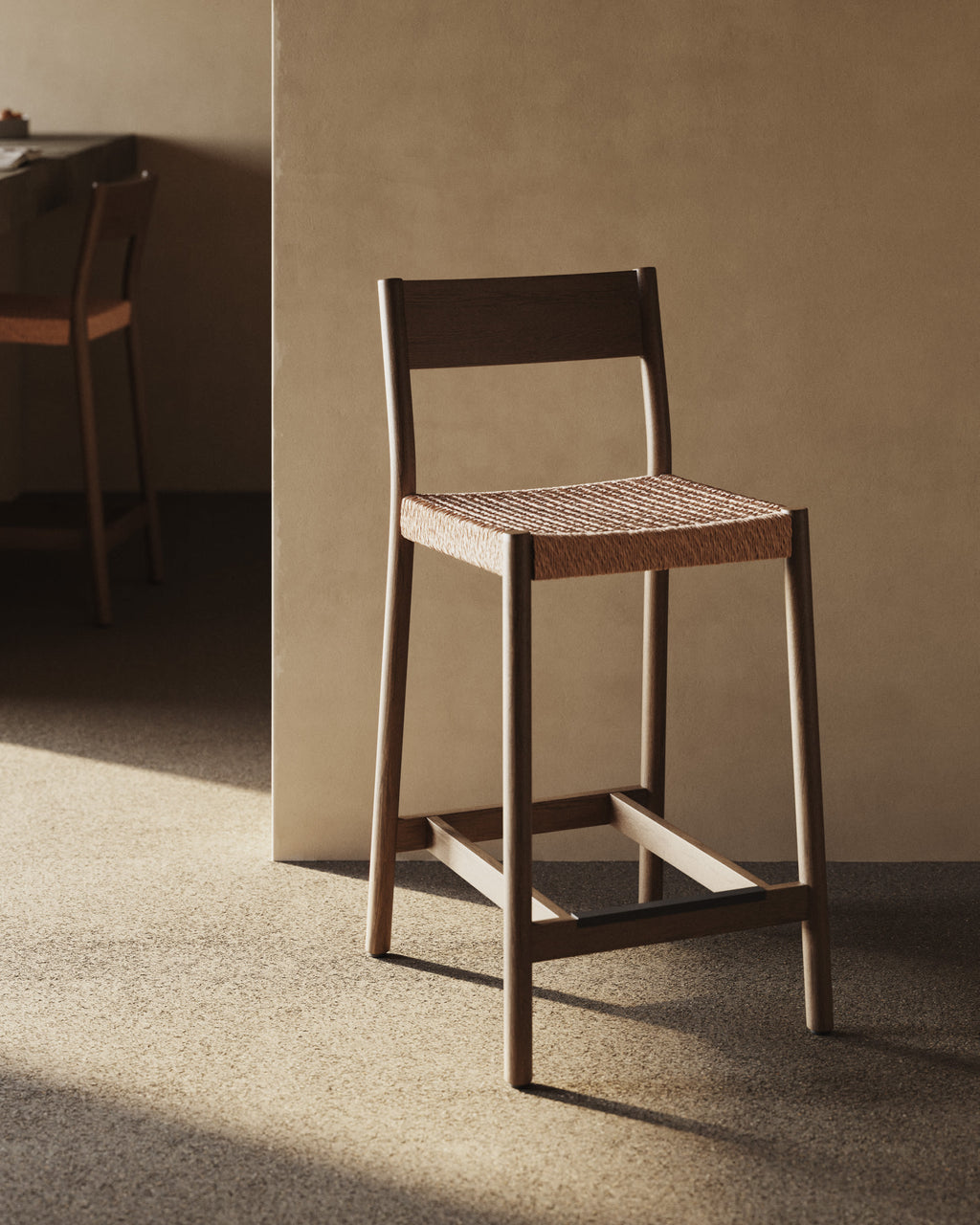 Japandi Barhocker Yalia – Eiche, Nussbaum, 65 cm – weitere Ansicht