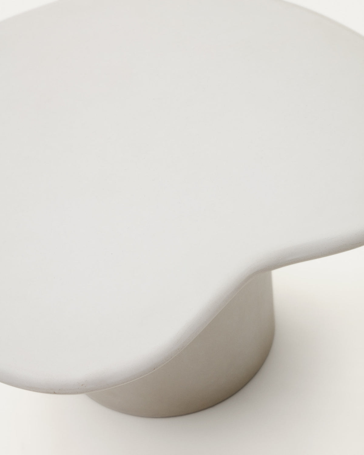 Japandi Couchtisch Macarella – Zement, Weiß, 83 × 77 cm – weitere Ansicht
