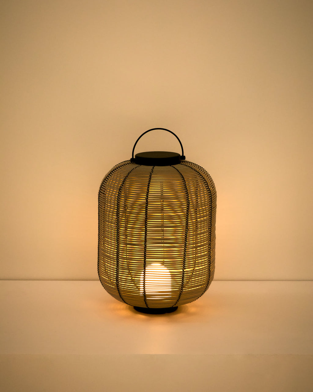 Japandi Tischlampe Saranella – Kunstrattan, Hellgrau – weitere Ansicht