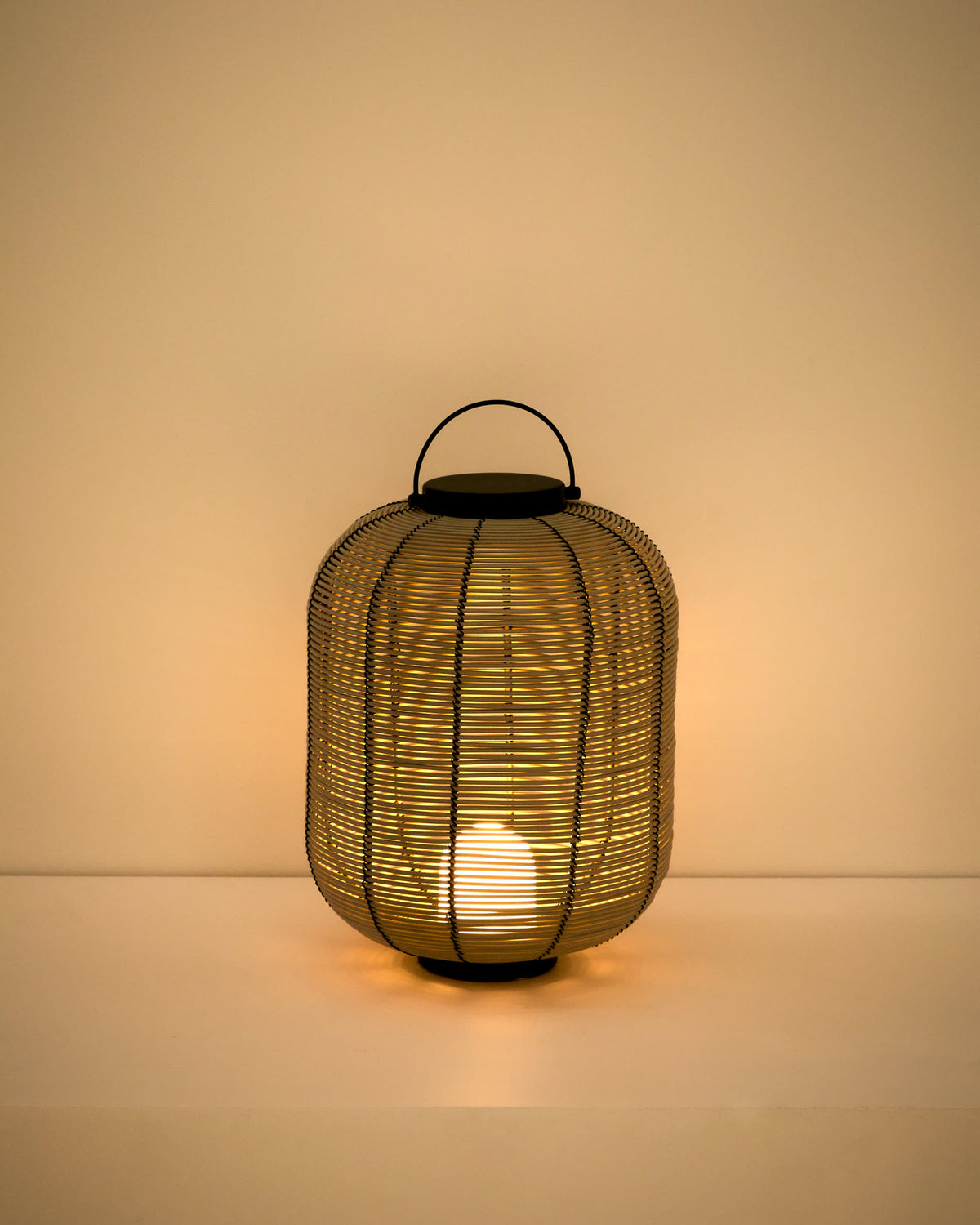 Japandi Tischlampe Saranella – Kunstrattan, Hellgrau – weitere Ansicht