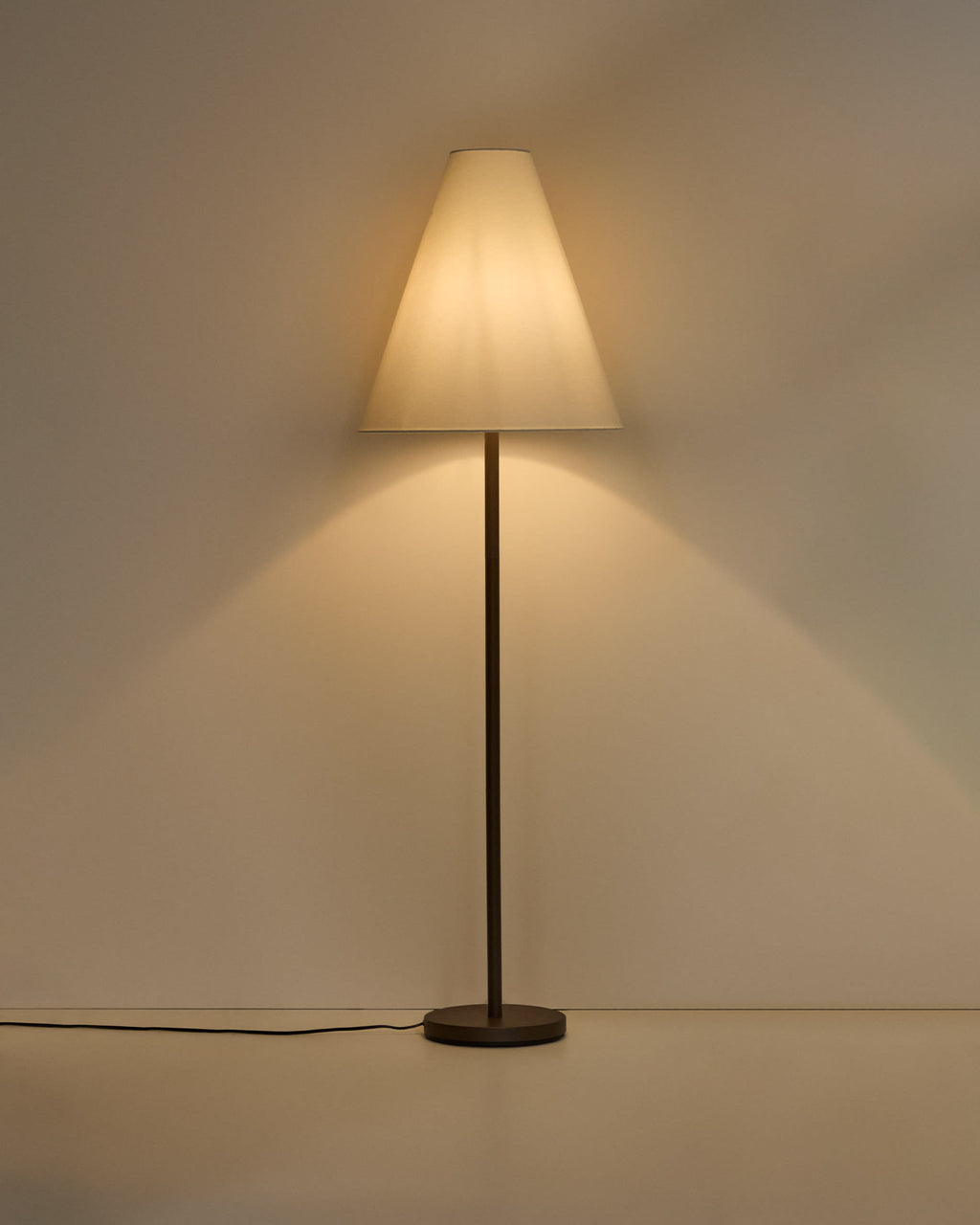 Japandi Stehlampe Navat – Metall, Braun – weitere Ansicht