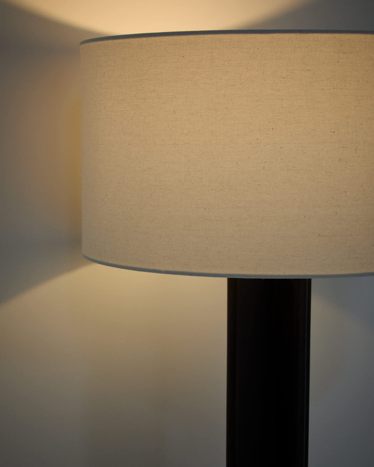 Japandi Stehlampe Niani – dunkles Holz, Weiß – weitere Ansicht