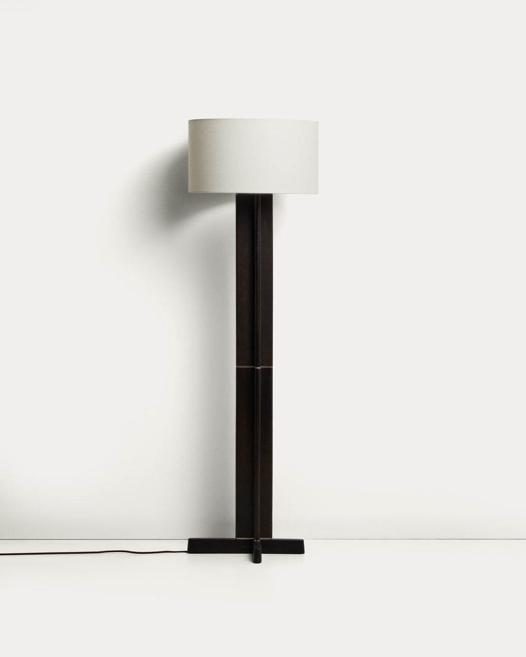 Japandi Stehlampe Niani – dunkles Holz, Weiß – Produktansicht