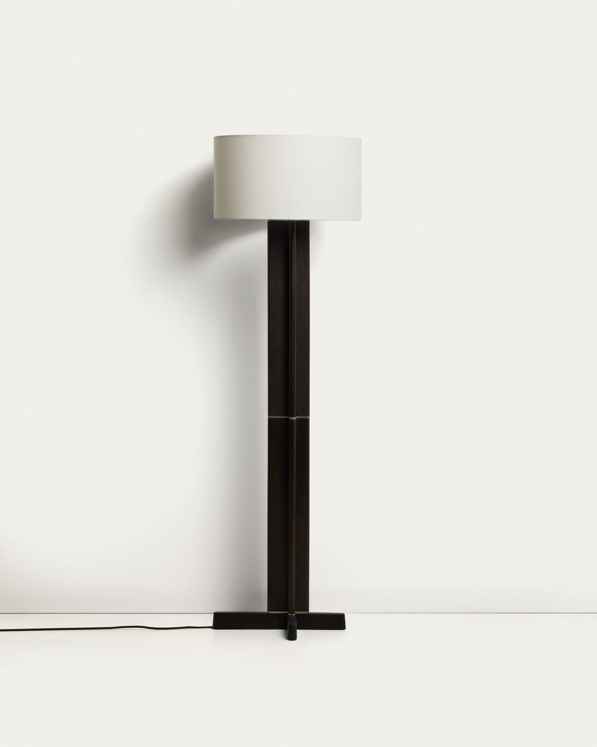 Japandi Stehlampe Niani – dunkles Holz, Weiß – Produktansicht