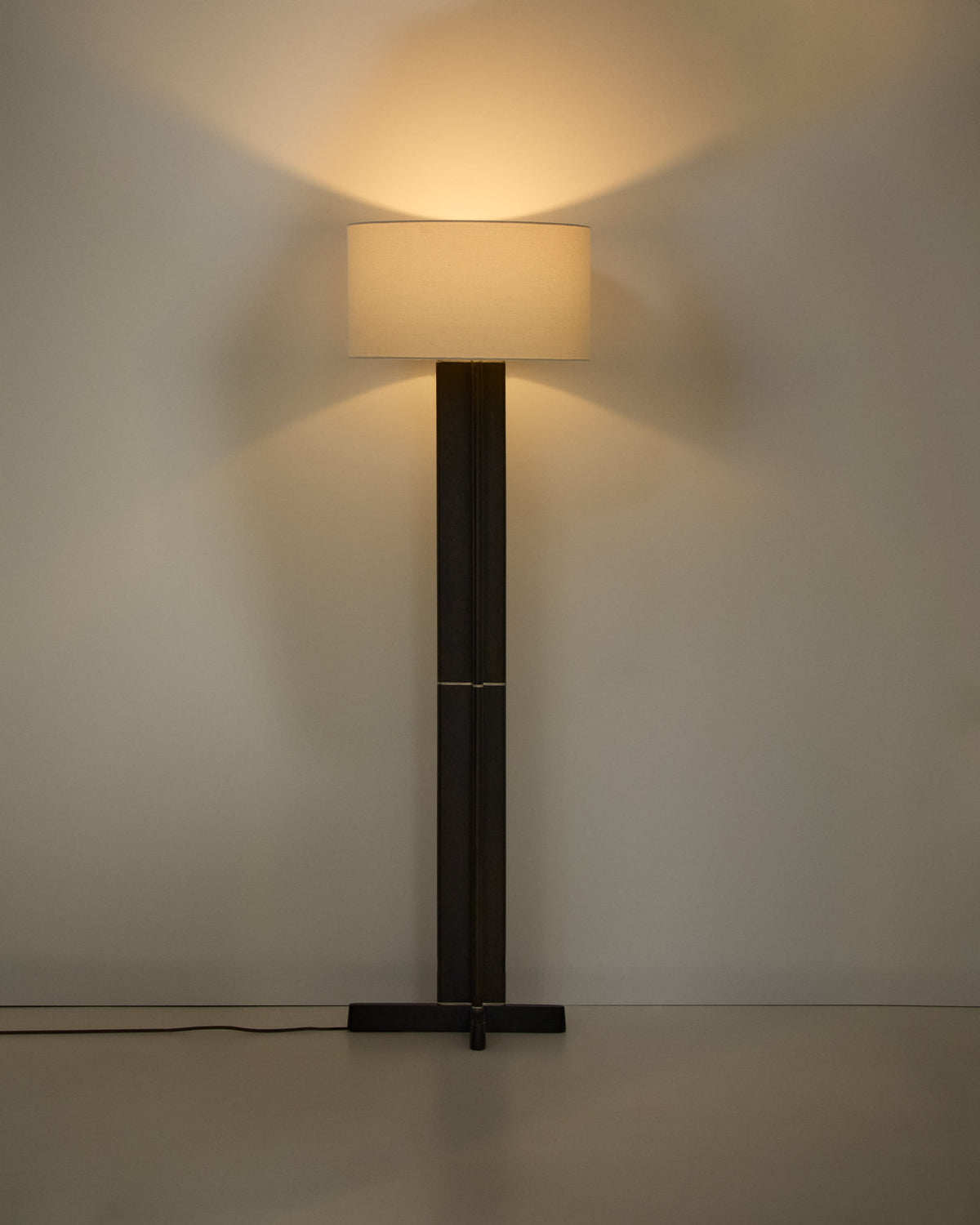 Japandi Stehlampe Niani – dunkles Holz, Weiß – weitere Ansicht