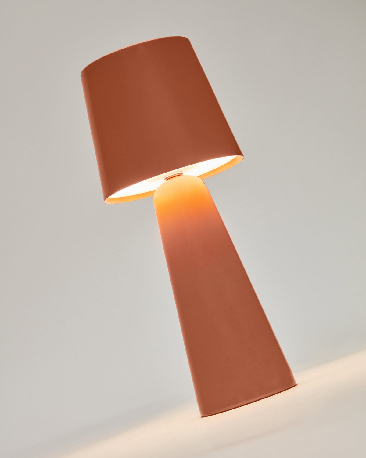 Japandi Outdoor-Tischlampe Arenys – Klein, Metall, Terrakotta – weitere Ansicht