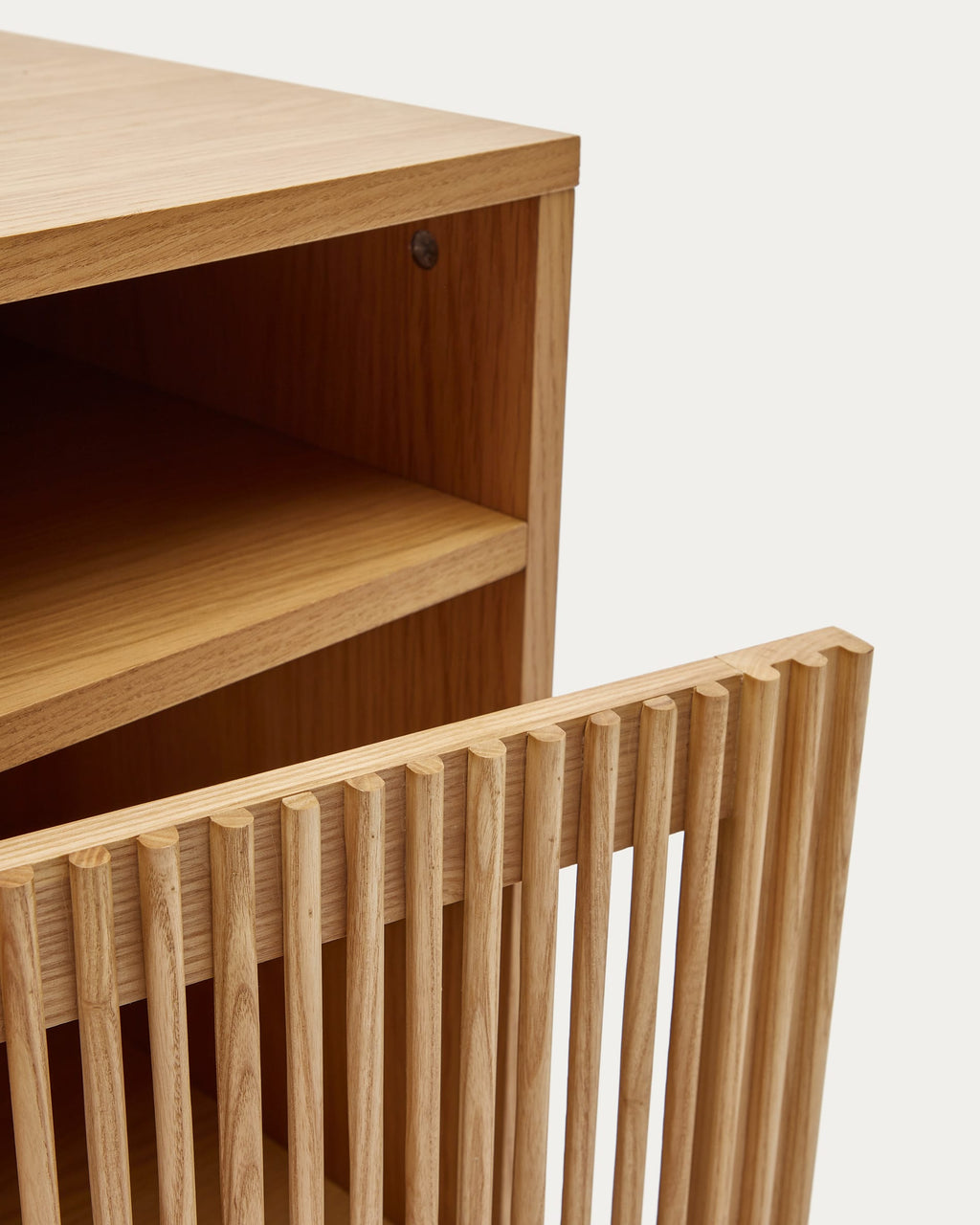 Japandi Nachttisch Beyla – Eichenfurnier, Braun, 53 × 62 cm – weitere Ansicht