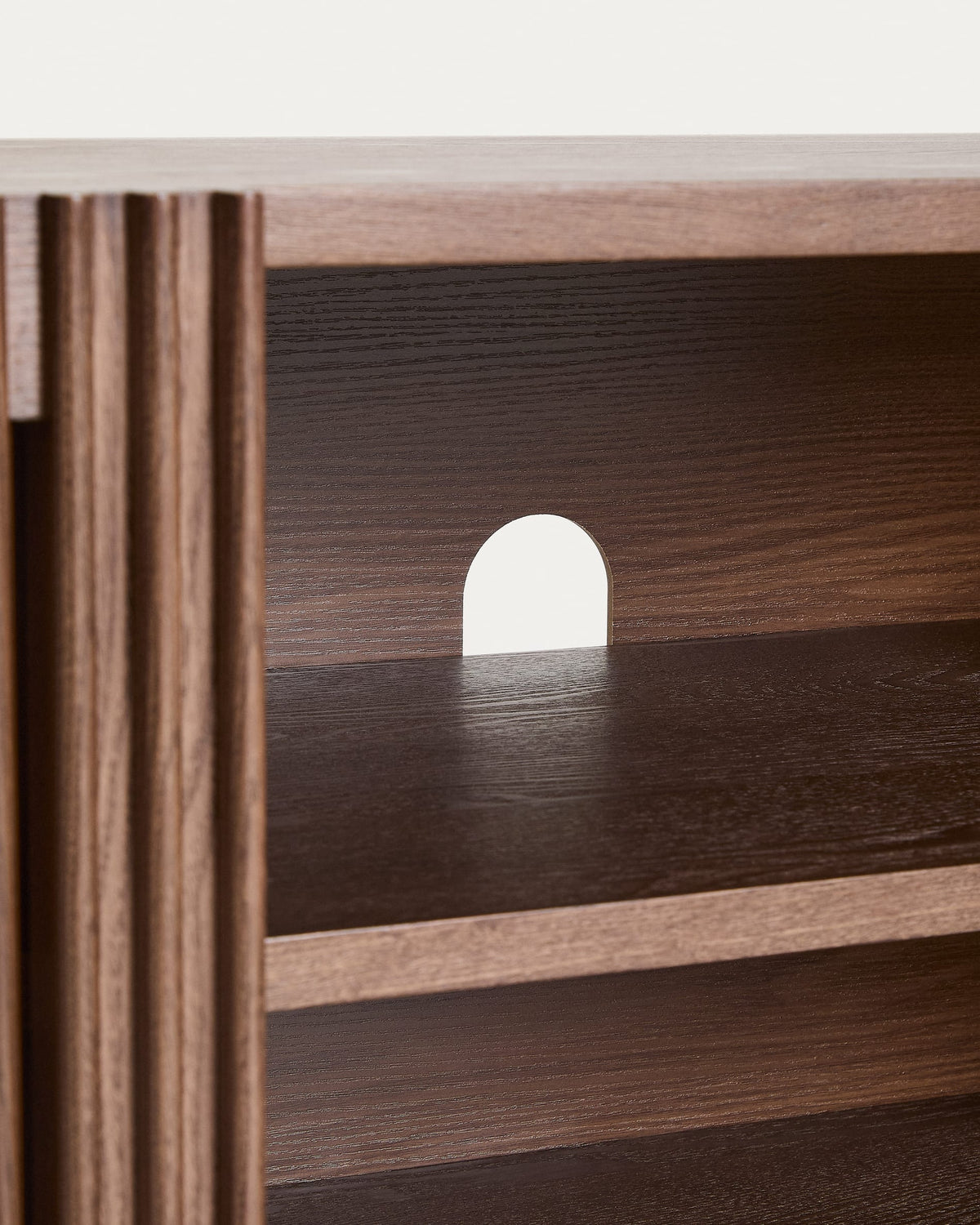 Japandi TV-Möbel Beyla – Eschenfurnier, Nussbaum, 180 × 49,5 cm – weitere Ansicht