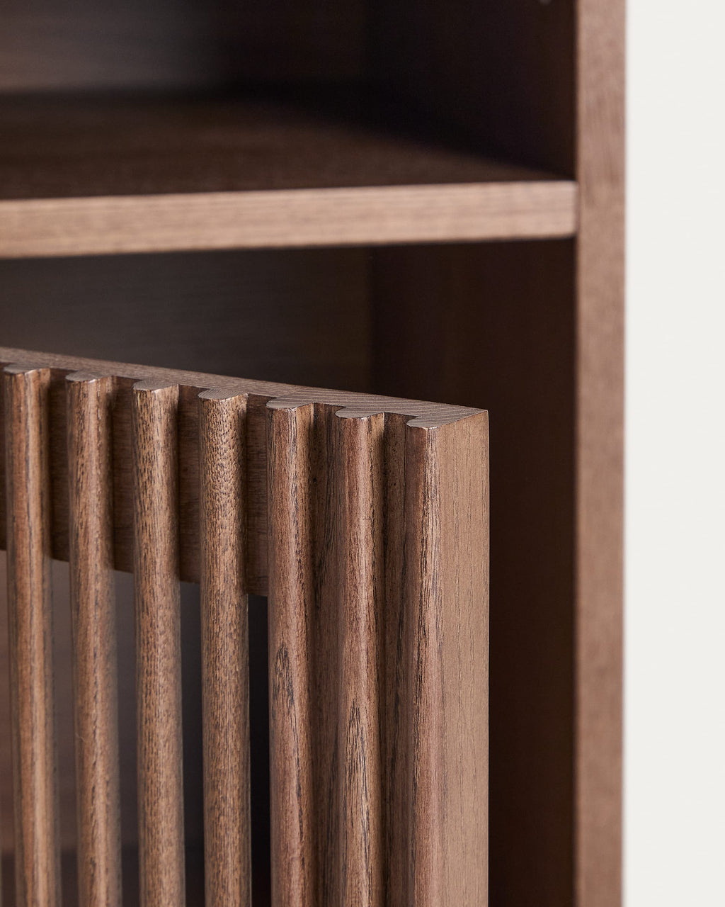 Japandi Nachttisch Beyla – Holzwerkstoff, Nussbaum, 53 × 62,5 cm – weitere Ansicht