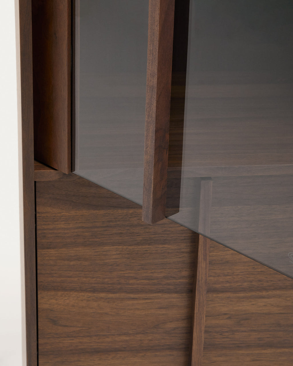 Japandi Vitrine Onix – Walnussfurnier, Dunkelbraun, 100 × 170 cm – weitere Ansicht