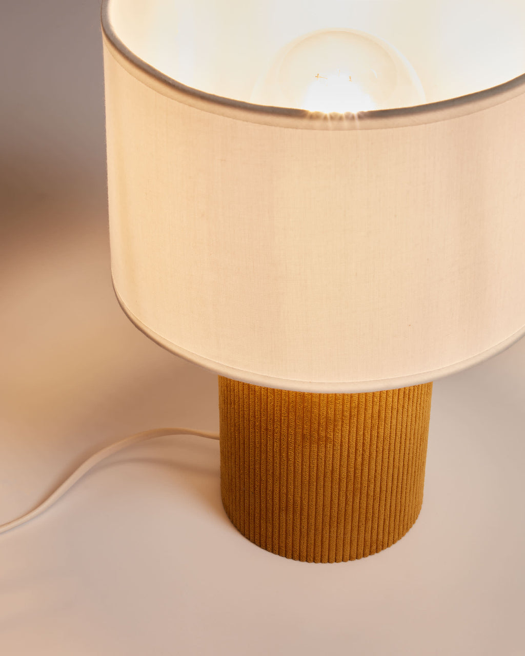 Japandi Tischlampe Bianella – Kunststoff, Senfgelb – weitere Ansicht